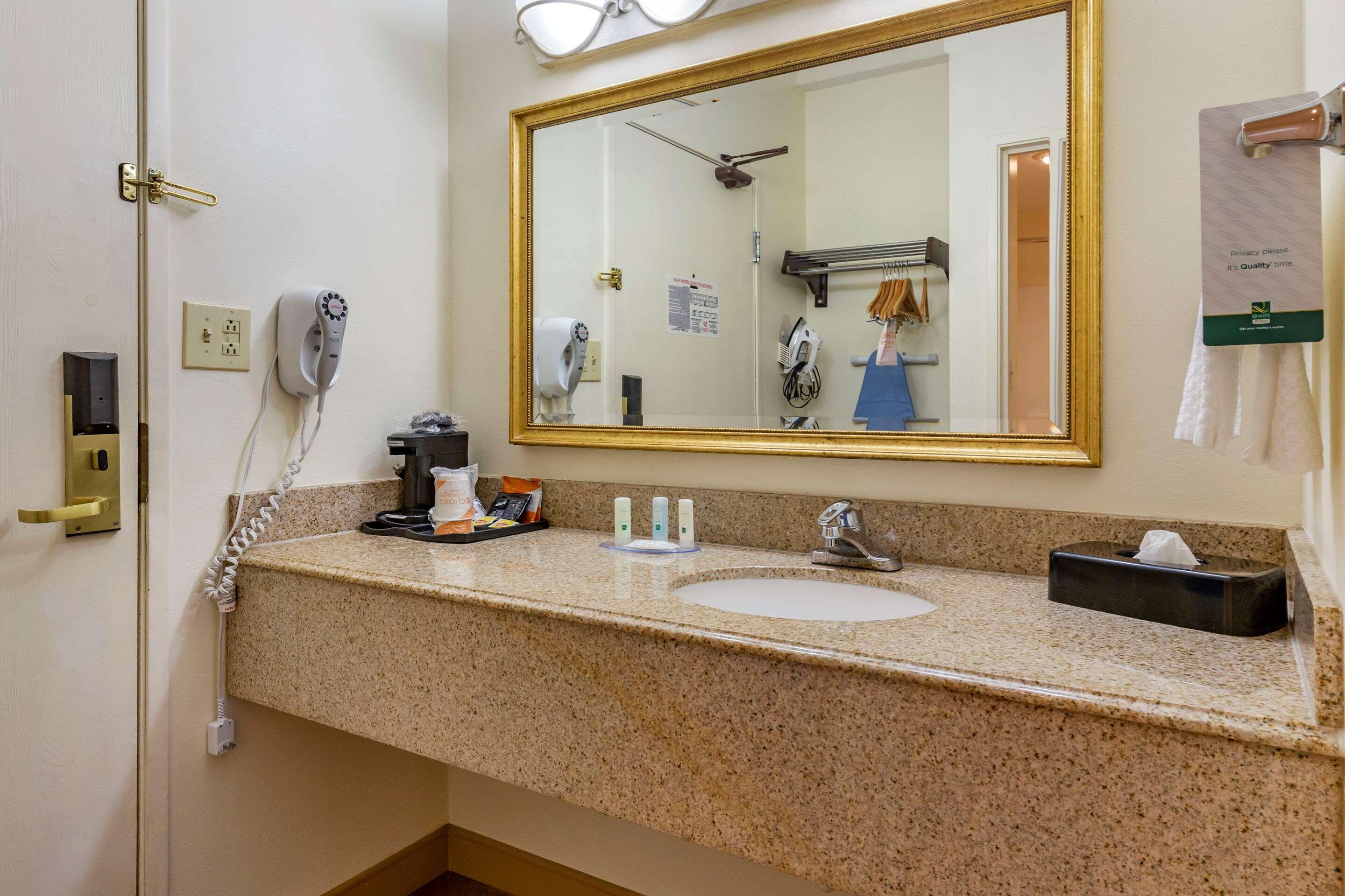 Quality Inn & Suites Raleigh Durham Airport Morrisville Exterior foto